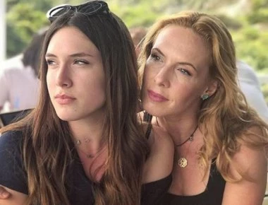 Αφροδίτη Λιάντου: Η 19χρονη κόρη της Εβελίνας Παπούλια εντυπωσιάζει με ολόσωμο μαγιό! (φωτό)